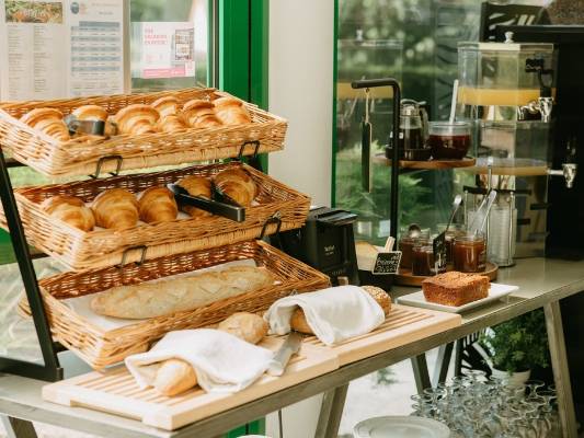 Petit déjeuner local viennoiseries